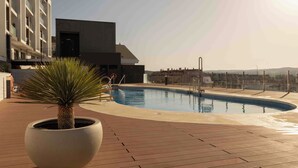 Lejlighed - 2 soveværelser - balkon - udsigt til have | Pool | Udendørs pool