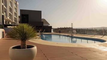 Apartamento, 2 habitaciones, balcón, vistas al jardín | Piscina | Una piscina al aire libre