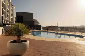 Lejlighed - 2 soveværelser - balkon - udsigt til have | Pool | Udendørs pool