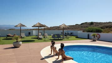 Apartamento, 2 habitaciones, balcón, vistas al jardín | Piscina | Una piscina al aire libre