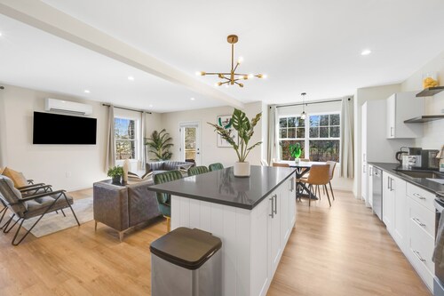 Group-Friendly Townhouse Stay – Sleeps up to 20