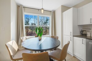 Dining - Group-Friendly Townhouse Stay – Sleeps up to 20 (Bloomfield)