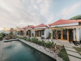Outdoor pool, pool umbrellas, sun loungers