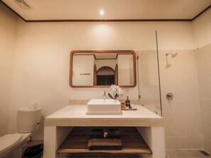 Deluxe Double Room | Bilik Mandi | Pancuran mandi, kelengkapan dandanan diri percuma, tuala disediakan 
