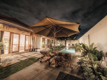 室外游泳池,池畔遮阳伞,日光浴躺椅