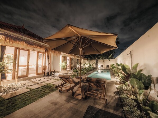 Outdoor pool, pool umbrellas, sun loungers