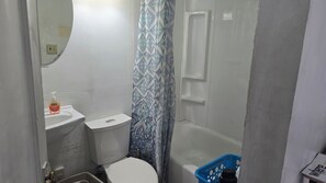 Haartrockner, Handtücher, Seife, Toilettenpapier