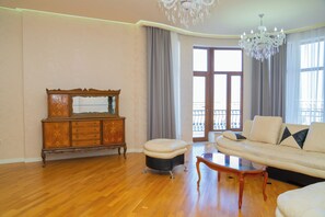 Panoramic Apartment | Living area | 32-inch Smart TV with cable channels, Netflix, streaming services - Sunday Hotel (Baku)