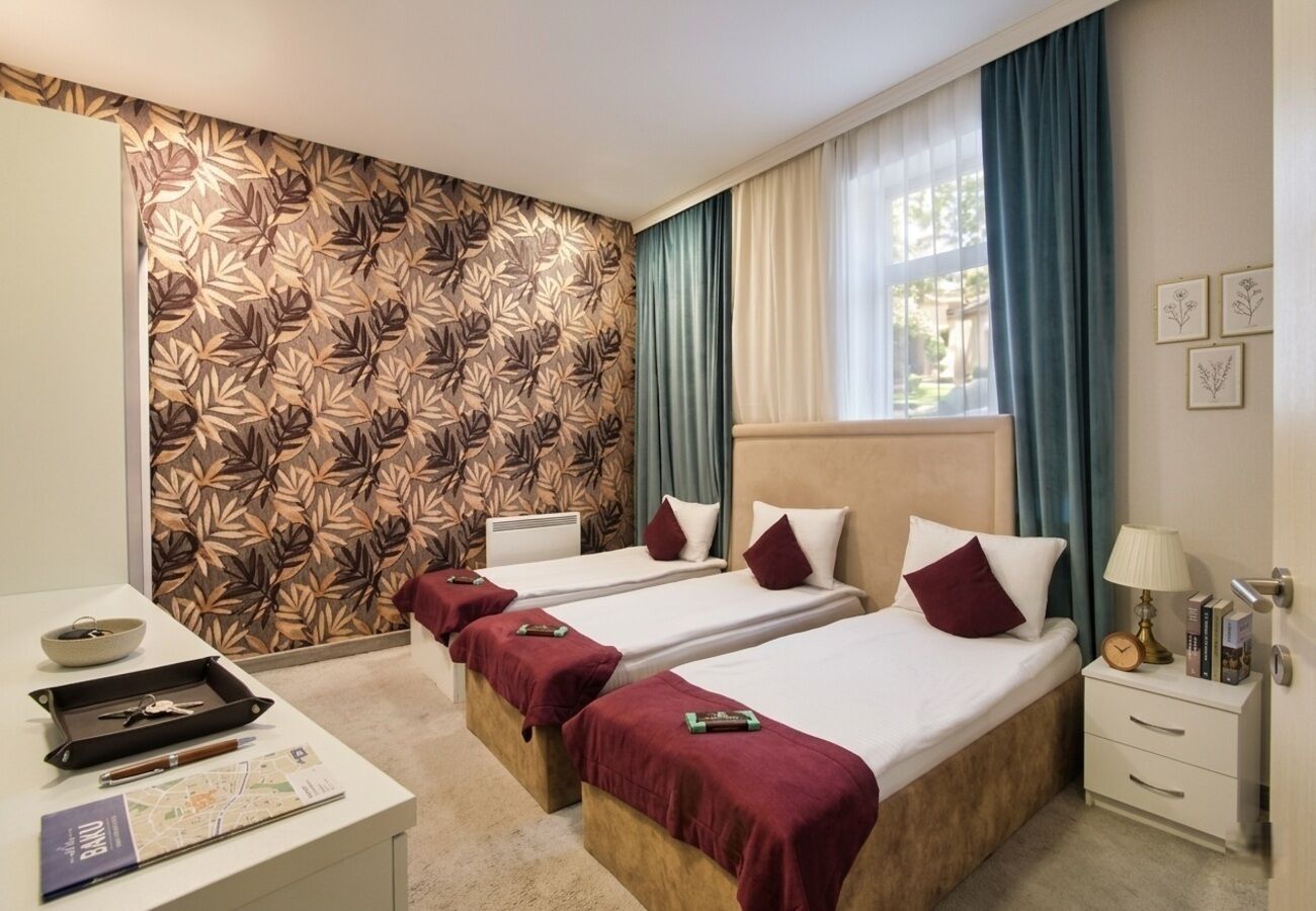 Kolmen hengen deluxe-huone, kaupunkinäköala | Ylelliset vuodevaatteet, untuvapeitot, pillowtop-patjalliset sängyt