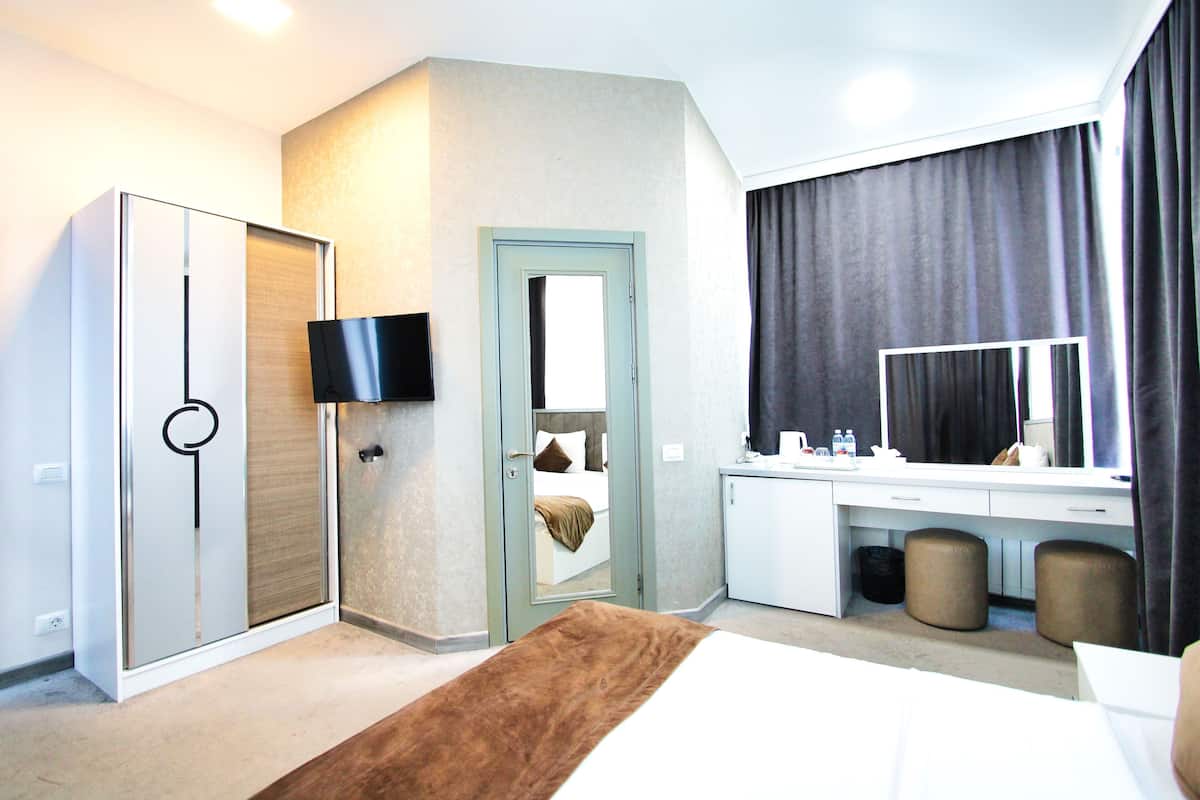 Habitación Confort con 1 cama doble o 2 individuales, vistas a la ciudad | Ropa de cama de alta calidad y edredones de plumas
