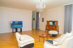 Panoramic Apartment | Living area | 32-inch Smart TV with cable channels, Netflix, streaming services - Sunday Hotel (Baku)