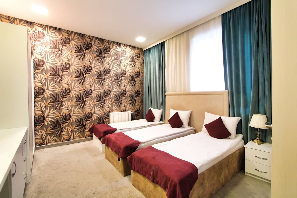 Habitación triple Deluxe, vistas a la ciudad | Ropa de cama de alta calidad y edredones de plumas