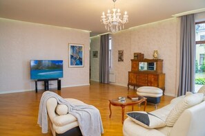 Panoramic Apartment | Living area | 32-inch Smart TV with cable channels, Netflix, streaming services - Sunday Hotel (Baku)
