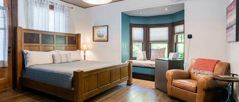 1 chambre, bureau, fer et planche à repasser, lit parapluie