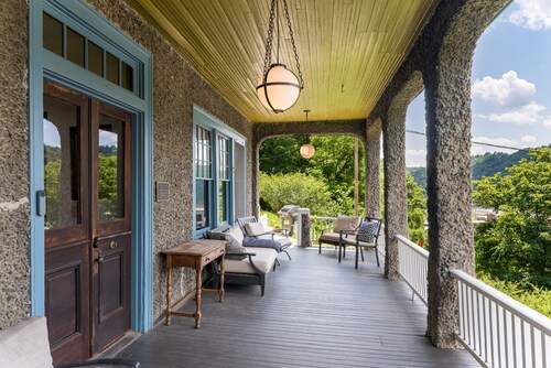 Marshall Inn Grand Porch Guestroom, Walk Downtown