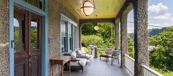 Marshall Inn Grand Porch Guestroom, Walk Downtown