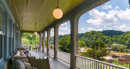 Marshall Inn Grand Porch Guestroom, Walk Downtown