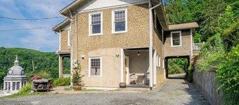 Marshall Inn Grand Porch Guestroom, Walk Downtown