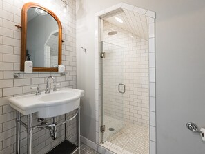 Shower, hair dryer, towels - Marshall House Inn Grandview Suite, Walk Downtown (Marshall)