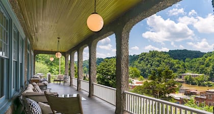 Marshall House Inn Grandview Suite, Walk Downtown