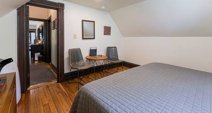 Marshall House Inn 2-Bedroom Suite, Walk Downtown