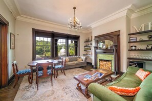 Smart-TV, bordtennis og bøker