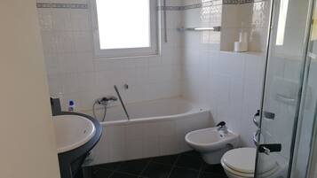 SĂšche-cheveux, bidet, serviettes fournies, savon