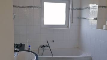 SĂšche-cheveux, bidet, serviettes fournies, savon