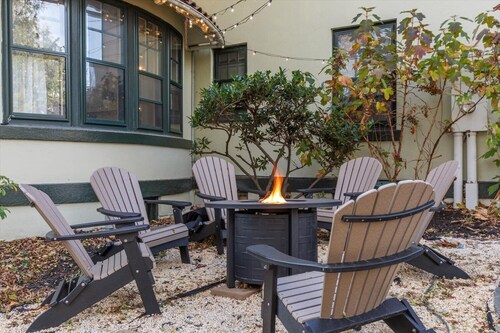 Lancaster Carriage House w/ Fireplace & Jacuzzi