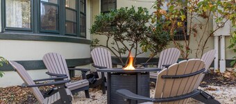 Lancaster Carriage House w/ Fireplace & Jacuzzi