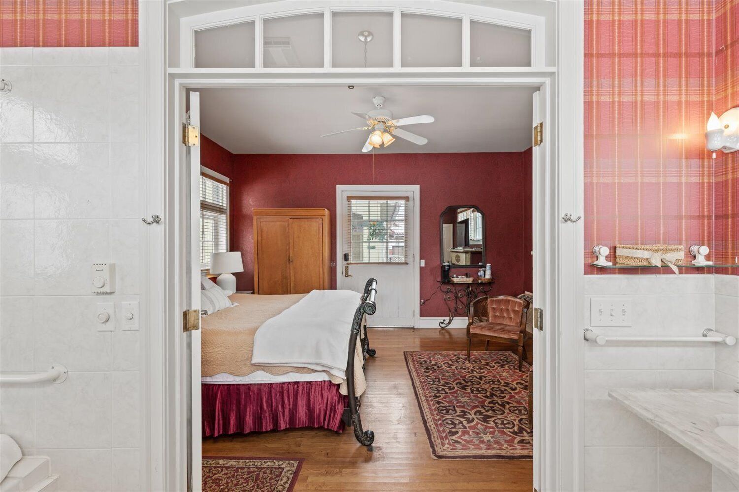 ジェットバス、ヘアドライヤー、タオル、石鹸