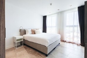 3 chambres, fer et planche à repasser, lit de bébé portatif