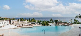 Beachfront 3BR Condo | 2 Mins to Mambo Beach by Bocobay