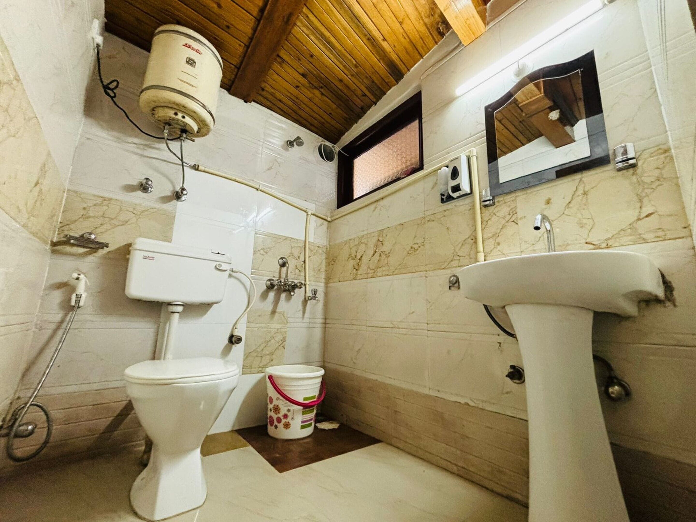 Habitación familiar | Baño | Regadera, regadera tipo lluvia, toallas, jabón 