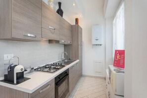 Apartamento, 2 habitaciones, vistas al jardín | Cocina privada | Frigorífico, microondas, horno y placa de cocina