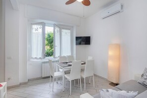 Apartment, 2 Schlafzimmer, Gartenblick | Wohnbereich | 30-Zoll-Fernseher mit Satellitenempfang