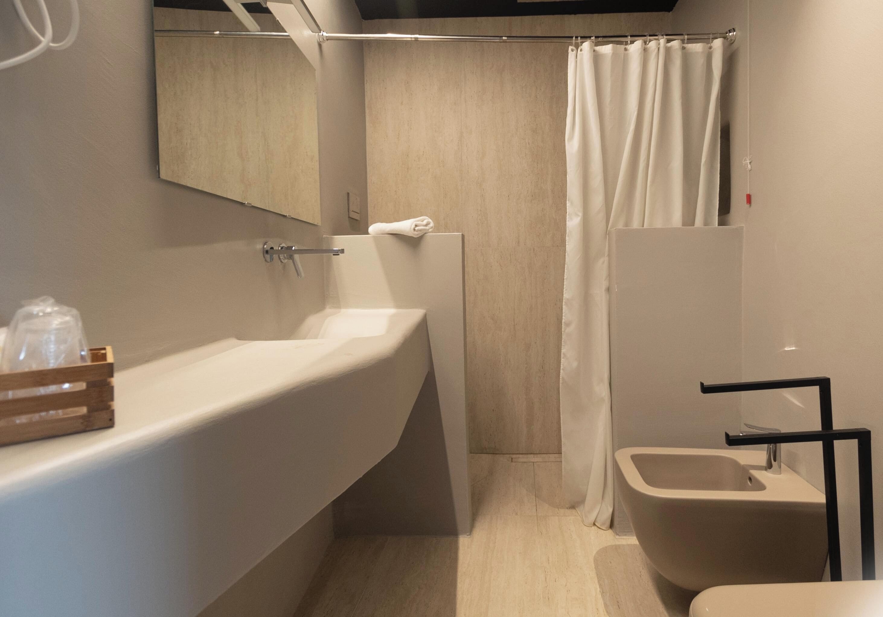 Un baño moderno con una bañera grande, un lavabo y un inodoro.