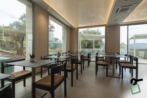 Café da manhã com buffet grátis todos os dias