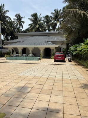 Deluxe Double Room, Garden View | Iron/ironing board, free WiFi