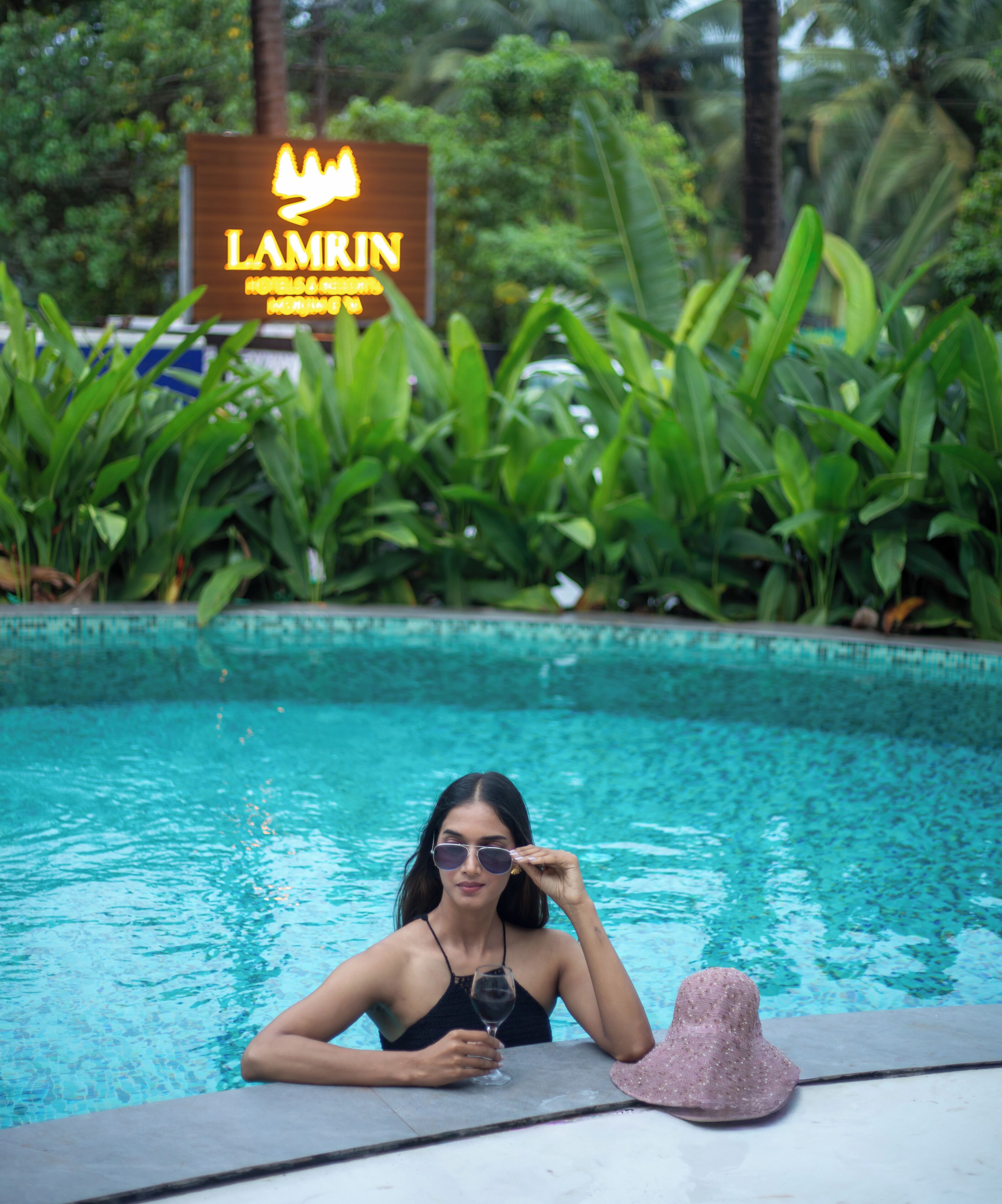 Una piscina al aire libre