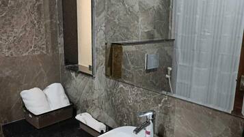 Superior Room | Bathroom | Shower, towels