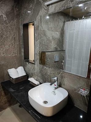 Quarto superior | Banheiro | Chuveiro, toalhas de banho