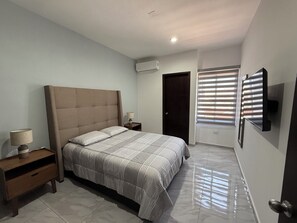 2 chambres, coffres-forts dans les chambres, fer et planche à repasser