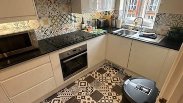 Een microgolfoven, een oven, een kookplaat, een vaatwasser