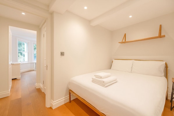 2 habitaciones, tabla de planchar con plancha, wifi y ropa de cama