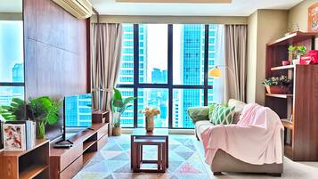 Apartment, 2 Bedrooms, City View | Ruang tamu | 55 inci sebuah televisyen pintar dengan kabel