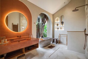Villa, 3 Bedrooms, Patio, Garden View | Bilik Mandi | Jubah mandi, bidet 