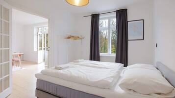 2 slaapkamers, een bureau, een strijkplank/strijkijzer, wifi