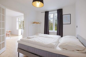 2 bedrooms, desk, iron/ironing board, WiFi