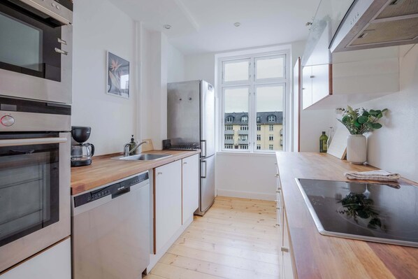 Fridge, microwave, oven, stovetop